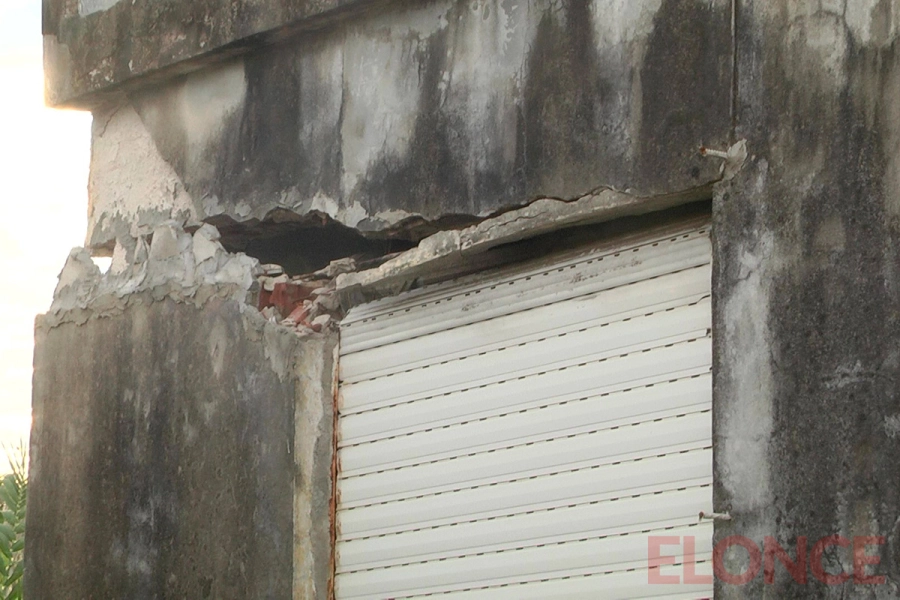 Viviendas en riesgo de derrumbe cerca del arroyo Colorado en Paran&aacute; (foto Elonce)
