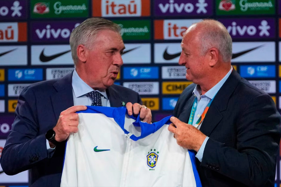 Luiz Felipe Scolari le entreg&oacute; el buzo de Brasil a Carlo Ancelotti (AP)