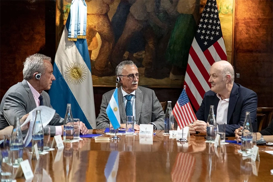 Robert Kennedy con los ministros Mario Lugones y Federico Sturzenegger. NA