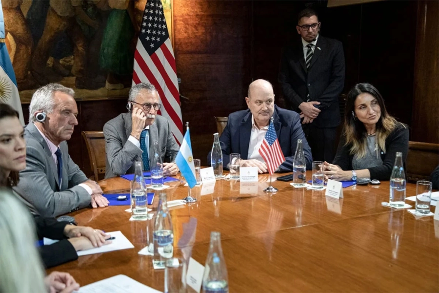 Robert Kennedy con los ministros Mario Lugones y Federico Sturzenegger. NA