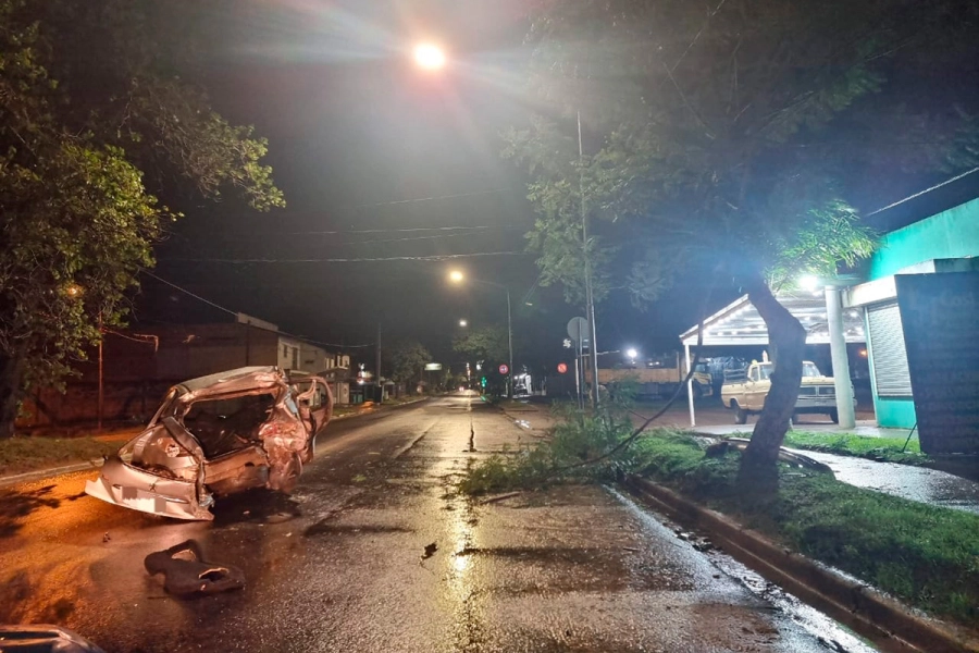 Un auto choc&oacute; contra un &aacute;rbol en Concordia y los ocupantes fueron hospitalizados