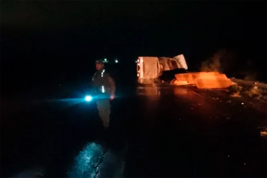 Cami&oacute;n volc&oacute; en la Autov&iacute;a Artigas y el tránsito hacia Buenos Aires est&aacute; asistido (foto La Pir&aacute;mide)