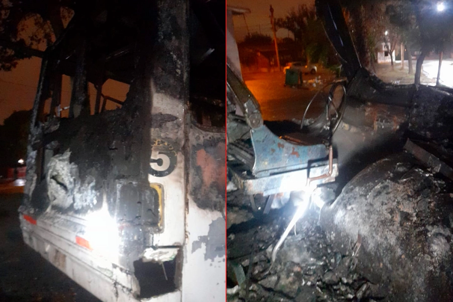 As&iacute; qued&oacute; el colectivo tras el incendio (foto Bomberos Voluntarios de Paran&aacute;)