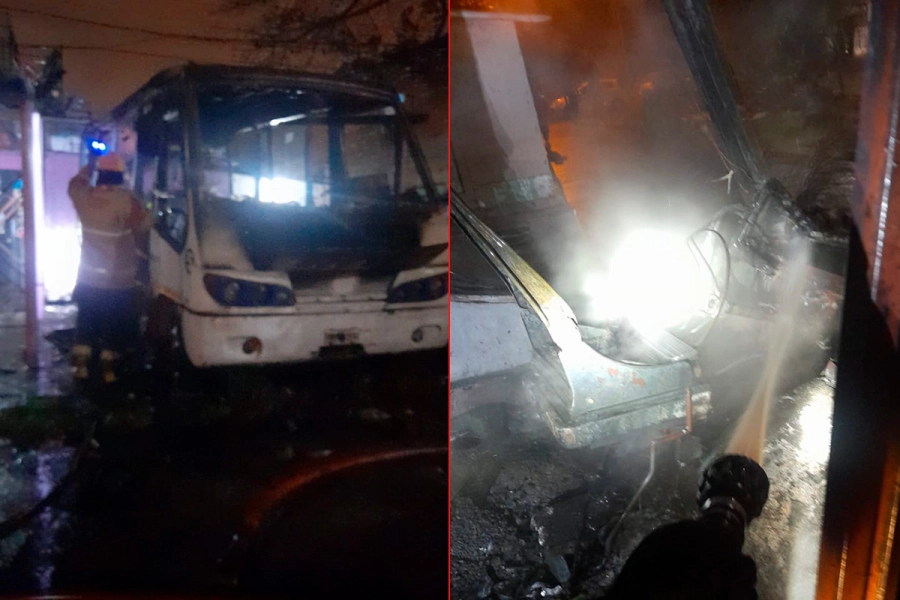 As&iacute; qued&oacute; el colectivo tras el incendio (foto Bomberos Voluntarios de Paran&aacute;)