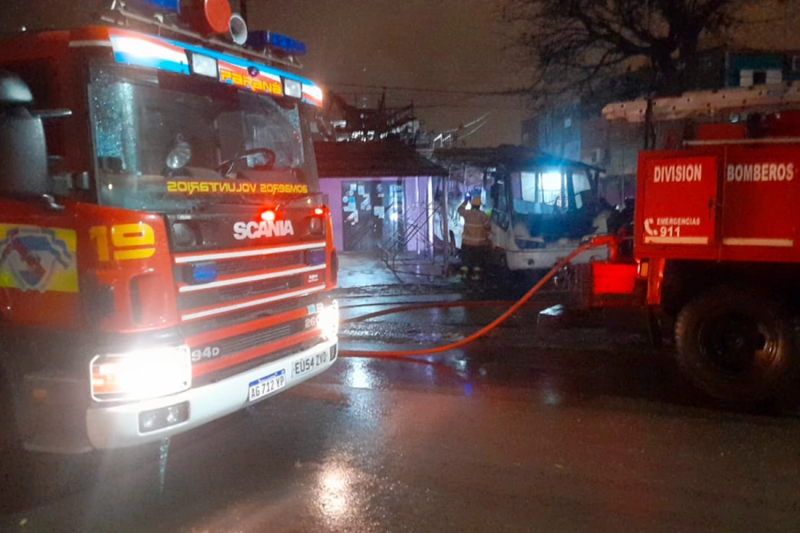 Incendio de colectivo abandonado en Paran&aacute; (foto Bomberos Voluntarios de Paran&aacute;)