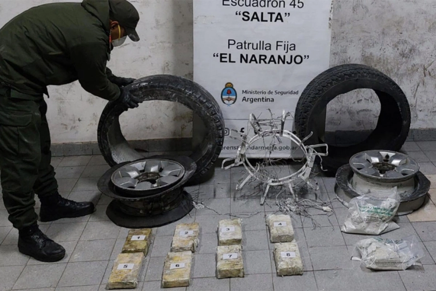 Coca&iacute;na en estructura de metal dentro de ruedas. Gendarmer&iacute;a Nacional