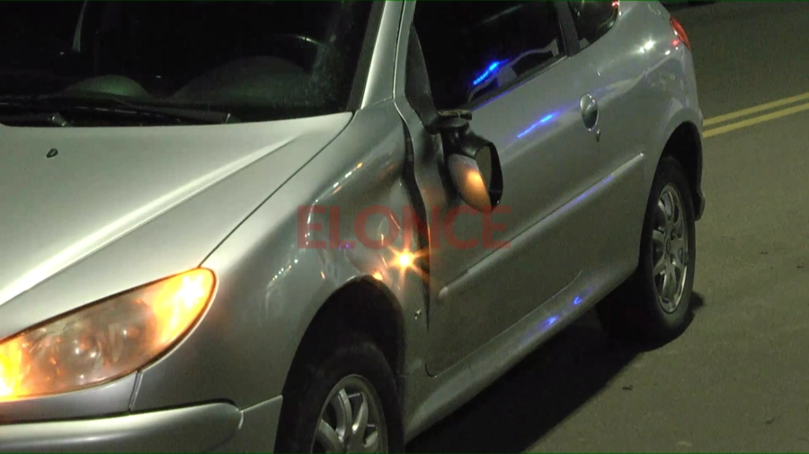 Así qued&oacute; el auto. Foto: Elonce.