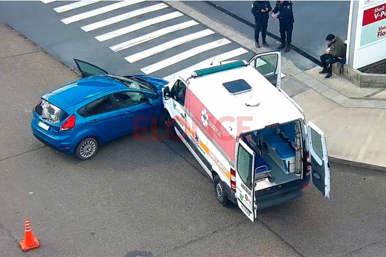 Un auto y una ambulancia chocaron en las Cinco Esquinas: dos menores heridos 