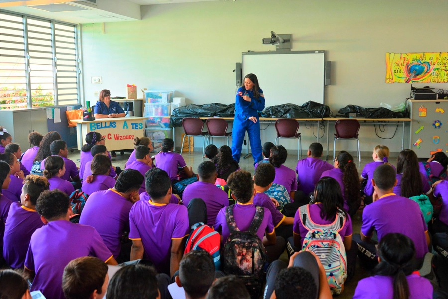 Yajaira Sierra Sastre compartiendo con los niños su experiencia y trayectoria (foto Facebook Prem Humacao)