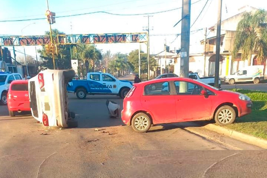 Choque y vuelco en Villaguay (foto Polic&iacute;a de Entre R&iacute;os)