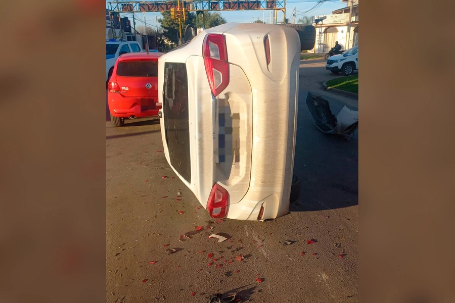 Choque y vuelco en el ingreso a Villaguay (foto Polic&iacute;a de Entre R&iacute;os)