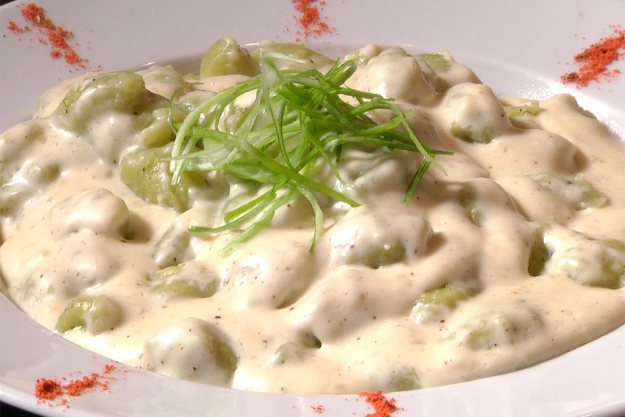 &Ntilde;oquis y salsa casera