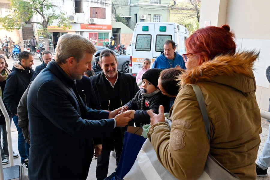 El gobernador encabez&oacute; la entrega de nueve monitores multiparam&eacute;tricos en Paran&aacute;