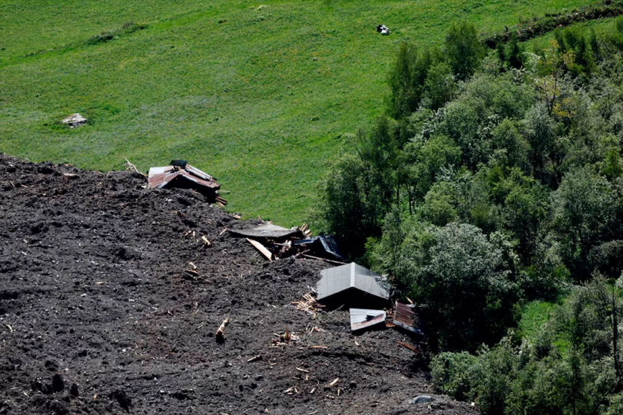 Unas casas arrasadas por el colapso del glaciar. (Reuters).