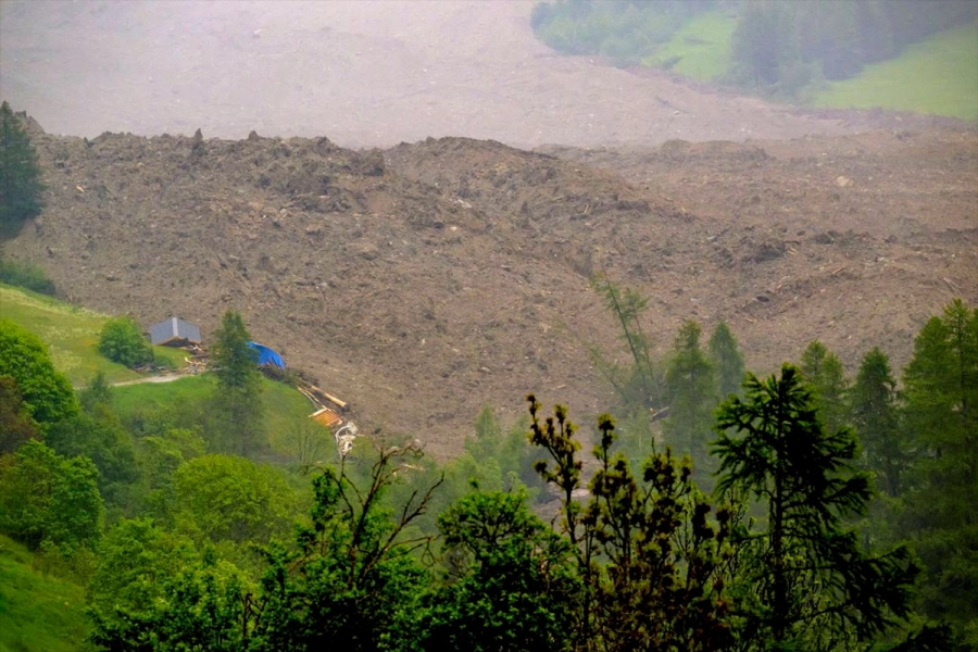 Una gran avalancha de hielo, roca, nieve y agua sepult&oacute; el pueblo de Blatten, en Suiza. (AP)