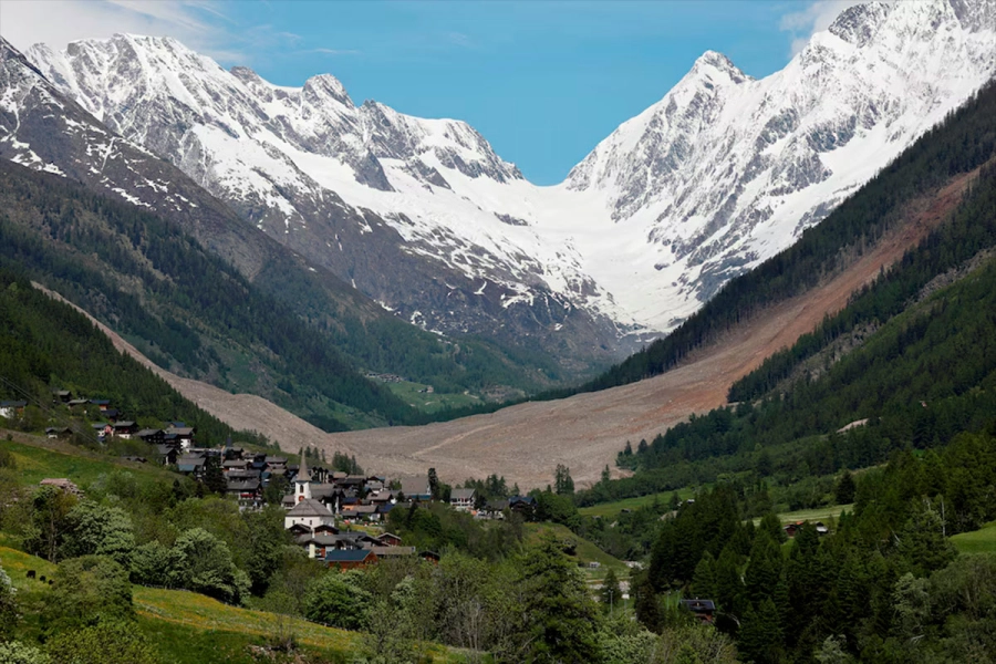 Los escombros yacen en el valle tras el colapso. (Reuters).