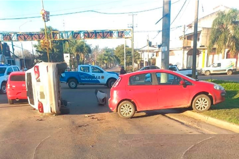 Videos: conductor chocó a dos autos detenidos en un semáforo en Villaguay