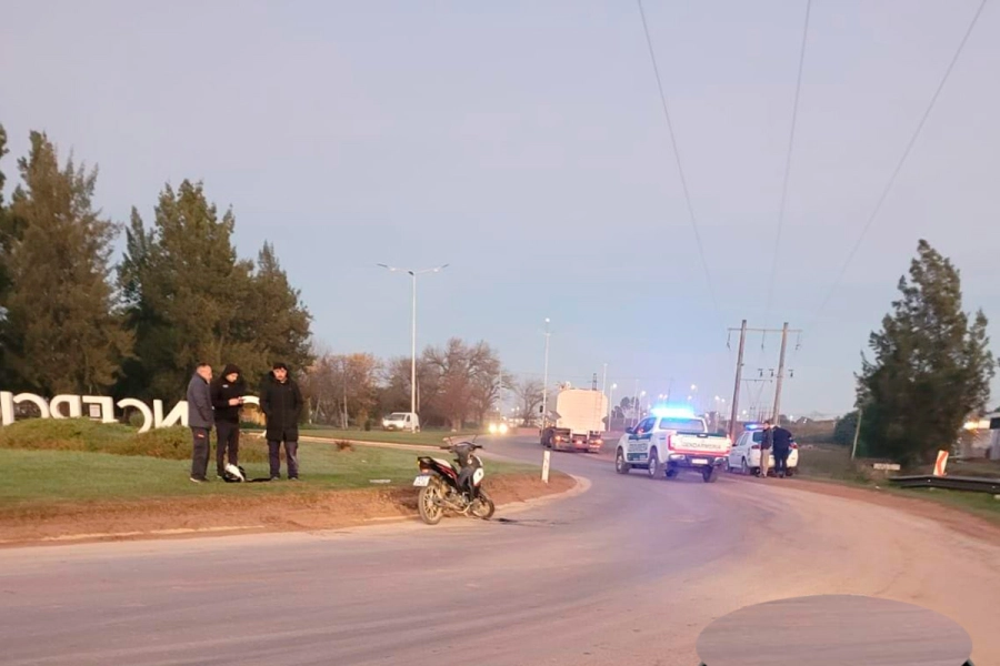 Motociclista perdi&oacute; el control en la rotonda y fue embestido por un cami&oacute;n sobre ruta 39 (foto Polic&iacute;a de Entre R&iacute;os)