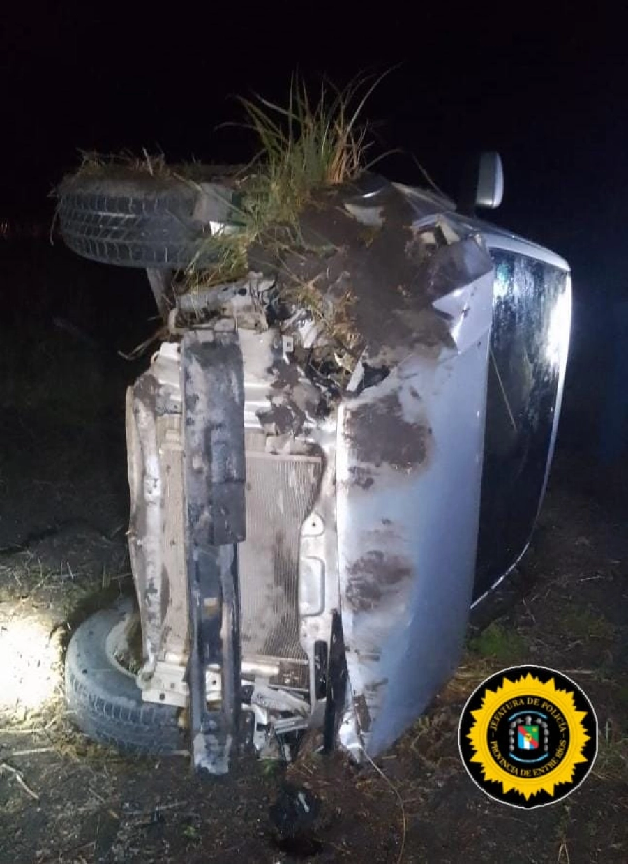As&iacute; qued&oacute; la camioneta tras el accidente (foto Polic&iacute;a de Entre R&iacute;os)