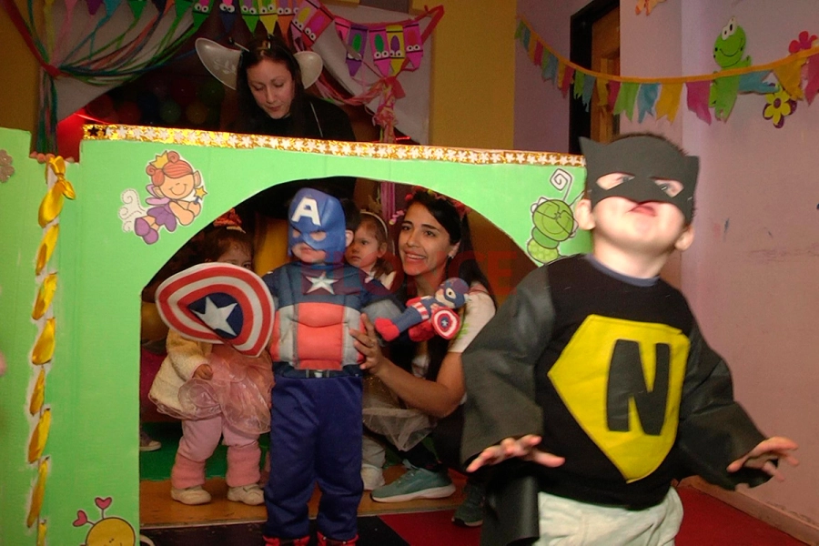 Desfile de disfraces en Jardín Los Vialcitos (foto Elonce)