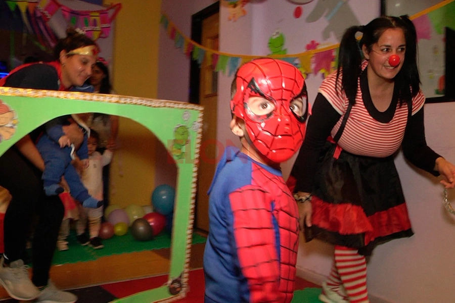 Desfile de disfraces en Jard&iacute;n Los Vialcitos (foto Elonce)