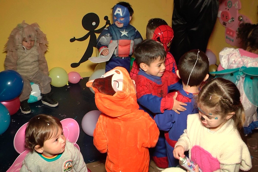 Desfile de disfraces en Jard&iacute;n Los Vialcitos (foto Elonce)