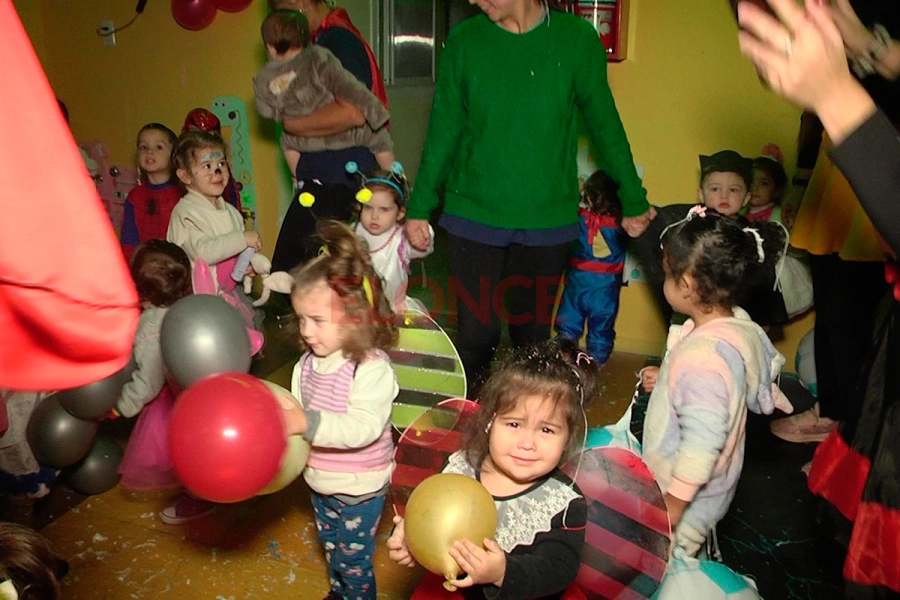 Desfile de disfraces en Jard&iacute;n Los Vialcitos (foto Elonce)