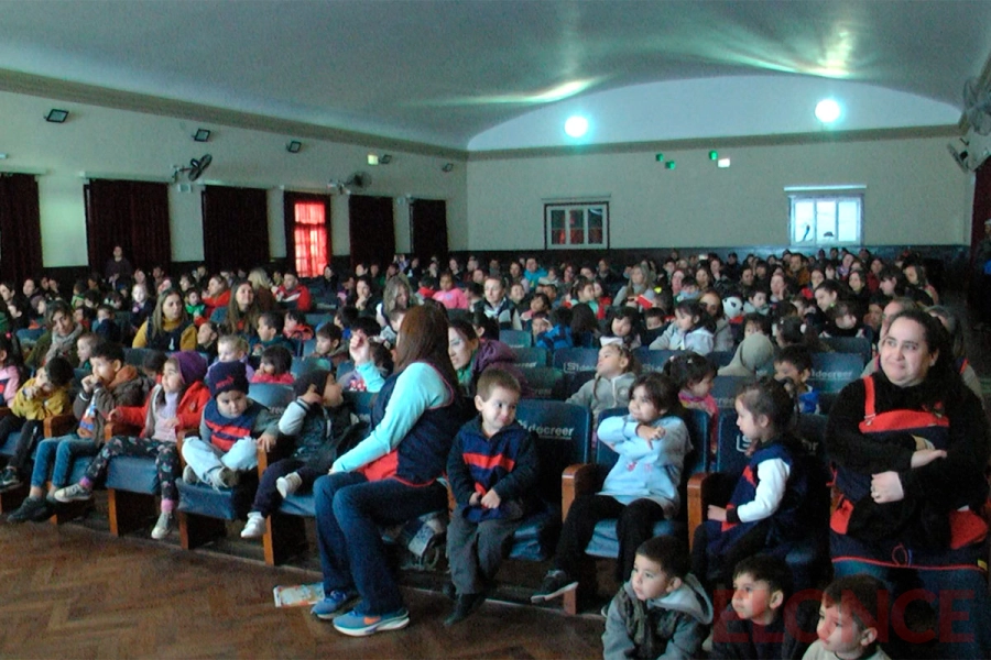 M&aacute;s de 500 niños disfrutaron de una obra teatral en Escuela Hogar