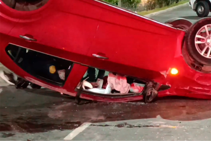 Auto choc&oacute; contra veh&iacute;culo estacionado y volc&oacute;-  Fuente: <i>Reporte 100.7</i>