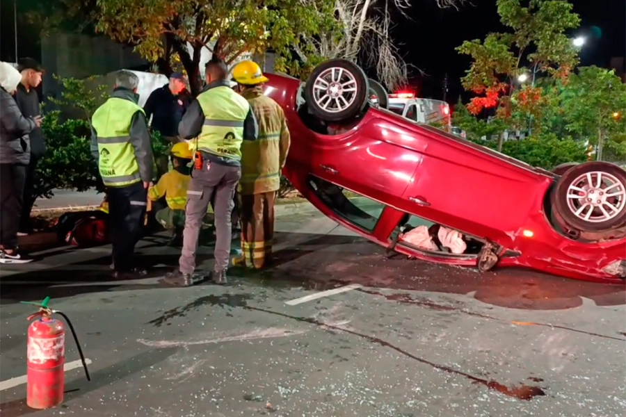 Auto choc&oacute; contra veh&iacute;culo estacionado y volc&oacute;-  Fuente: <i>Reporte 100.7</i>