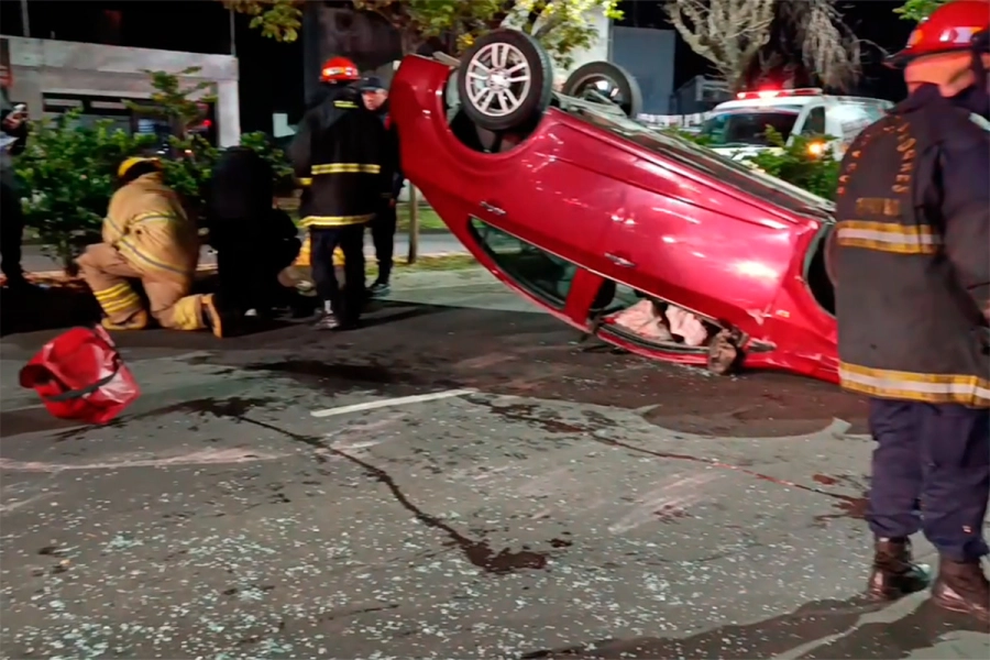 Auto choc&oacute; contra veh&iacute;culo estacionado y volc&oacute;-  Fuente: <i>Reporte 100.7</i>