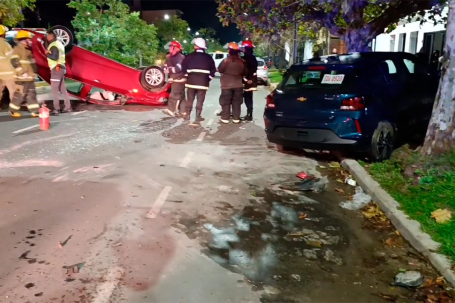 Auto choc&oacute; contra veh&iacute;culo estacionado y volc&oacute;-  Fuente:<i> Reporte 100.7</i>