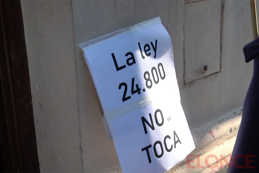 Con un abrazo simb&oacute;lico, defendieron el Instituto Nacional del Teatro