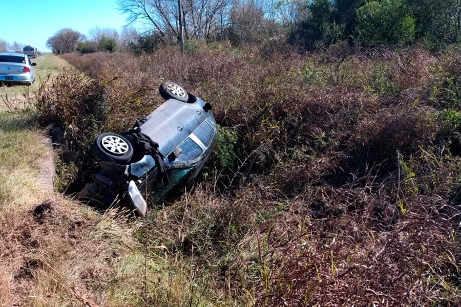 El auto que choc&oacute;. Foto: Departamental Uruguay.