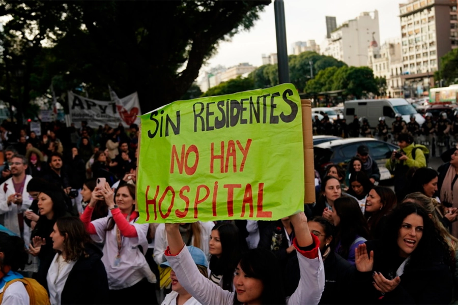 Residentes del Garrahan contin&uacute;an en paro por mejoras salariales