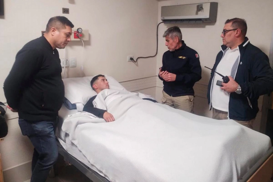 El ministro de Seguridad, Juan Pablo Quinteros, acompañado por el comisario mayor Marcelo Giménez, director de Seguridad Vial de la Polic&iacute;a Caminera, visit&oacute; al cabo Lencina en el hospital para expresarle su apoyo. (foto Cadena 3)