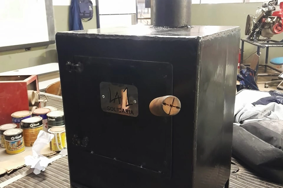 Estudiantes fabrican salamandras solidarias en Col&oacute;n (foto Gobierno de Entre Ríos)