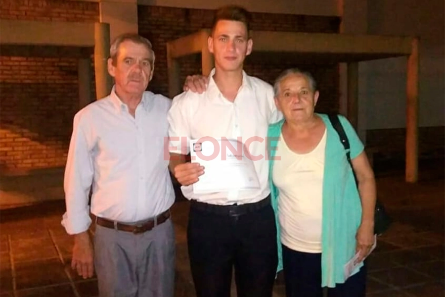 Nicolás Fratte, junto a sus padres (foto archivo Facebook)