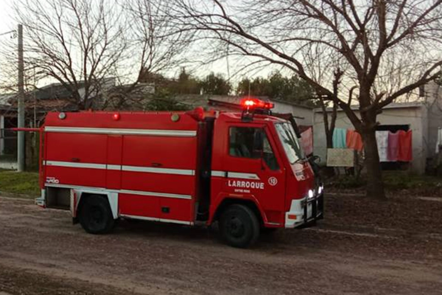 Los Bomberos Voluntarios de Larroque actuaron en la vivienda para apagar el incendio. Foto: Hugo Ben&iacute;tez.