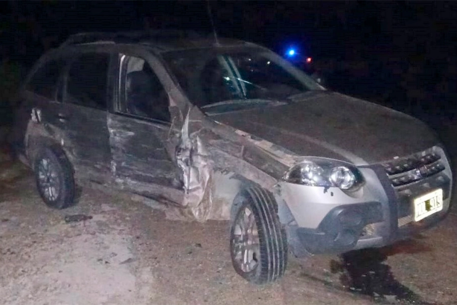 Uno de los veh&iacute;culos qued&oacute; sobre la conta asf&aacute;ltica (foto UrdiDigital)