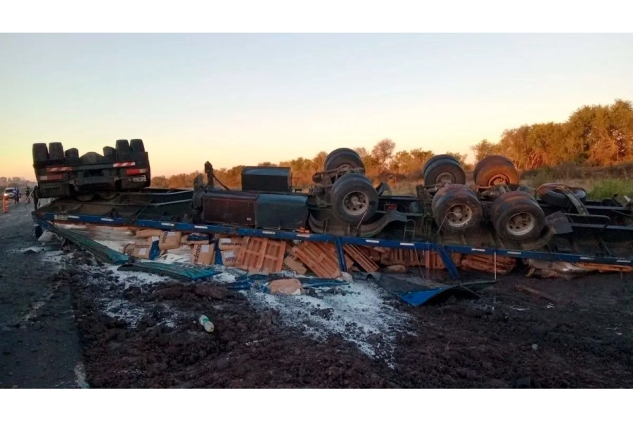 Cami&oacute;n volc&oacute; en la Ruta 20 (foto Celso Bel)