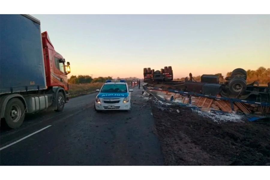 Volc&oacute; un cami&oacute;n que transportaba suero &oacute;leo en Entre R&iacute;os (foto Celso Bel)