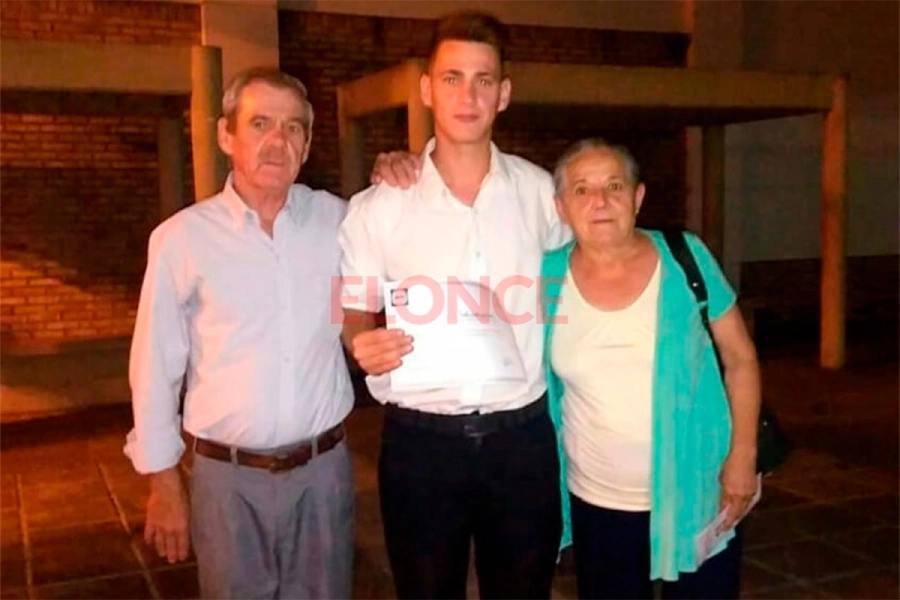 Nicol&aacute;s Fratte, junto a sus padres (foto archivo Facebook)
