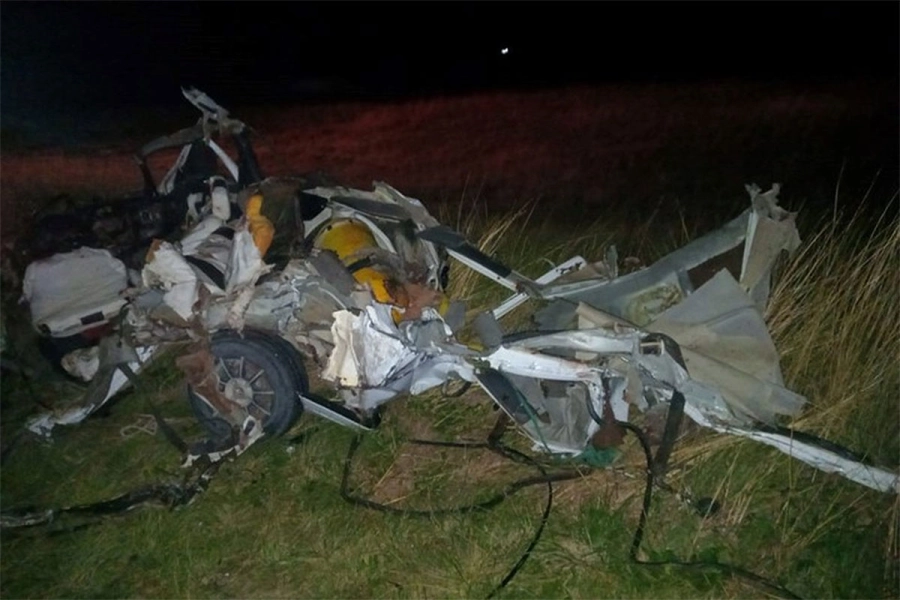 El auto, destruido. Foto La Dorrego.