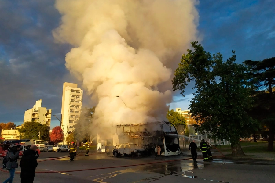Voraz incendio consumi&oacute; un colectivo y un patrullero en la Terminal de &Oacute;mnibus de Rosario (foto LT 8)