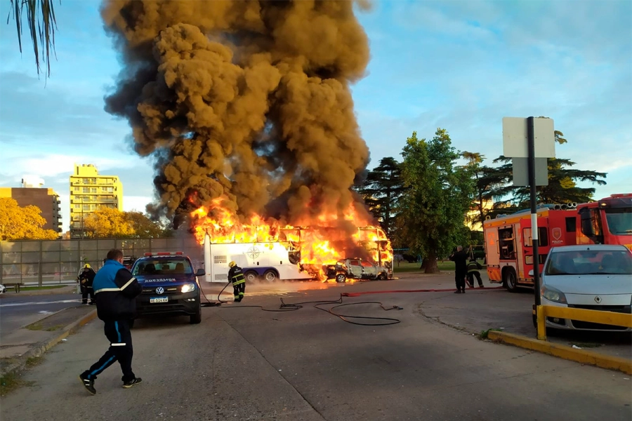 Voraz incendio consumi&oacute; un colectivo y un patrullero en la Terminal de &Oacute;mnibus de Rosario (foto LT 8)