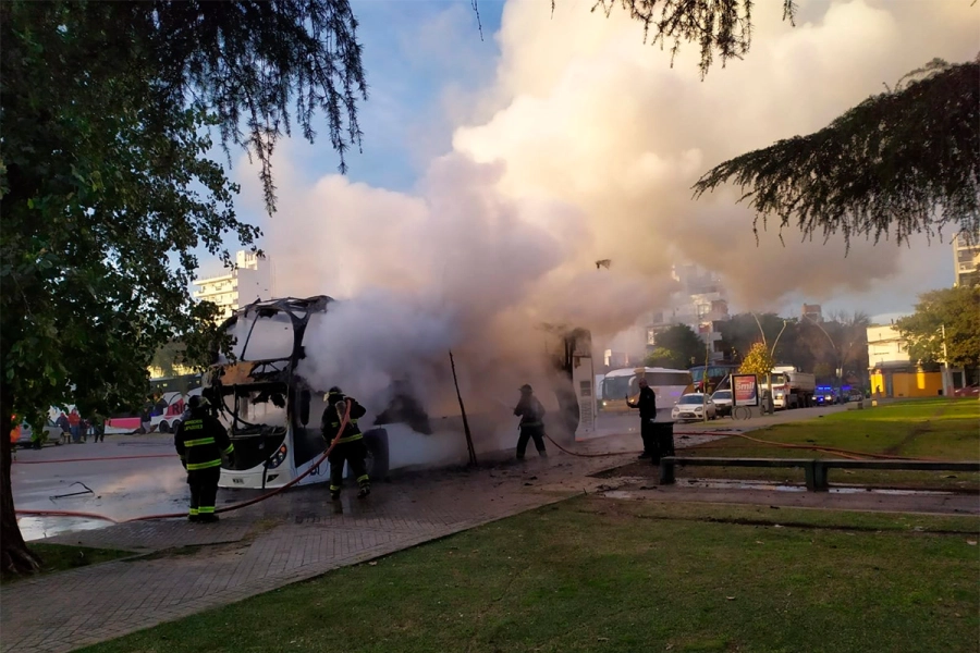 Voraz incendio consumi&oacute; un colectivo y un patrullero en la Terminal de &Oacute;mnibus de Rosario (foto LT 8)