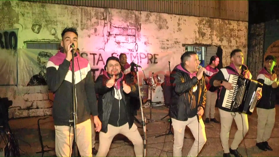 Inesperados en vivo en los festejos. Foto: Elonce.