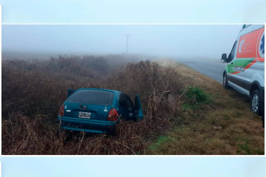 Un auto despist&oacute; por la niebla en Ruta 35, cerca de Segu&iacute; (foto Polic&iacute;a de Entre R&iacute;os)