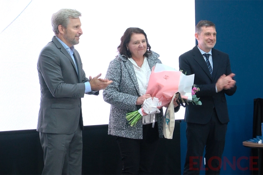 Reconocimiento a Alicia Ángela C&oacute;rdoba, primera egresada de UADER (foto Elonce)